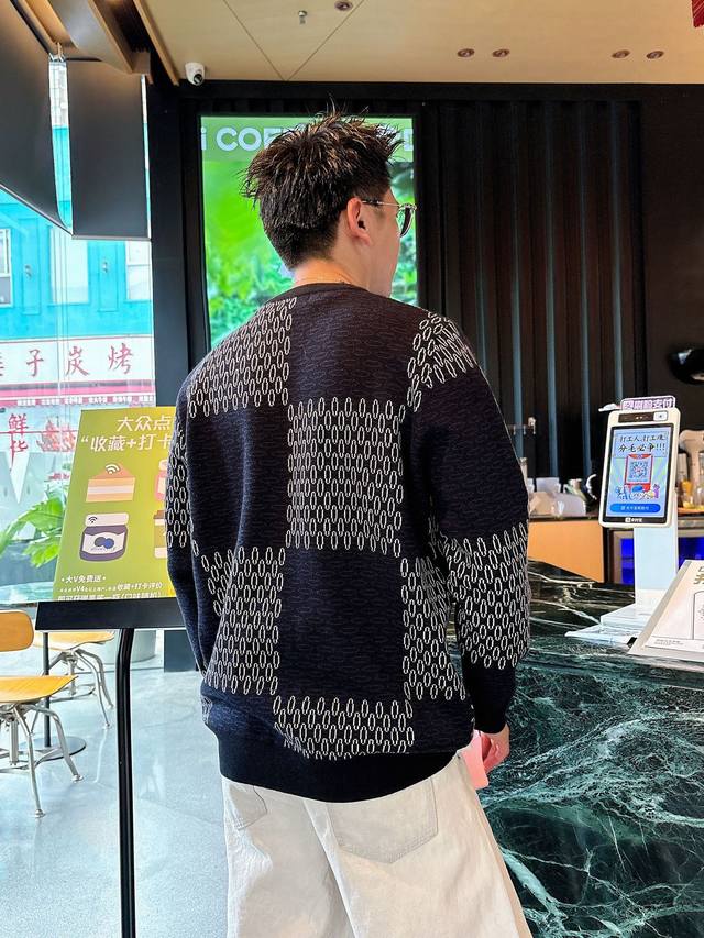 改价 Lv 棋盘格针织毛衣。深邃静谧的蓝色打底，就像静谧深海，棋盘格纹以米白色细腻勾勒穿插其中，复古摩登感瞬间拉满，蓝白配色清爽又高级，视觉冲击力 拉满。 码数