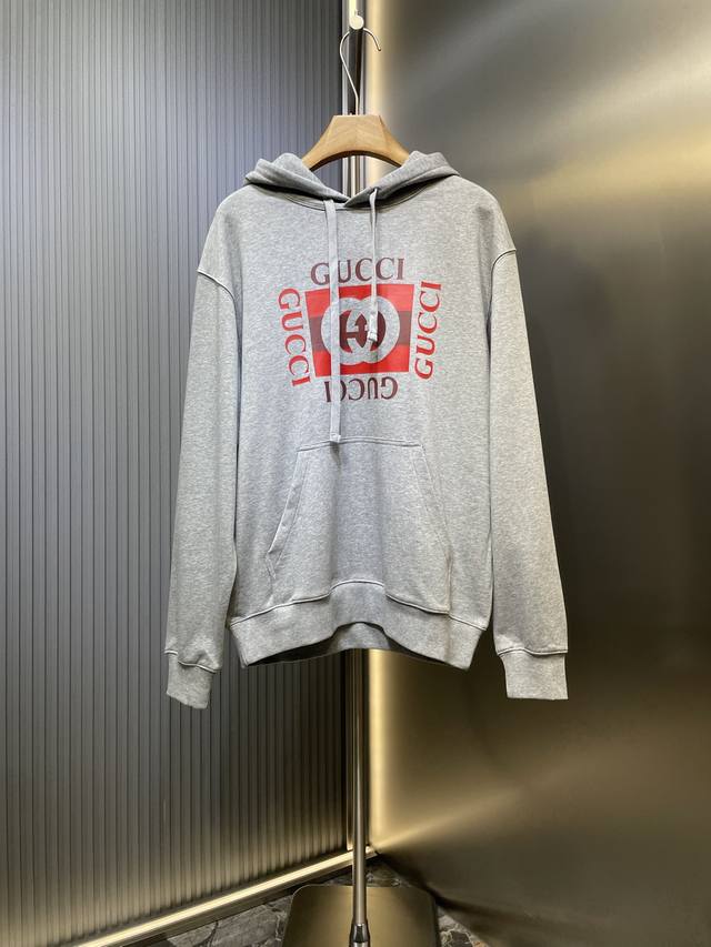 Gucci 印花兜帽卫衣 定制定染素韵麻灰雅棉针织料 纹理细腻 舒适贴肤 以麻灰色为主基调 低调而富有内涵 条纹Gucci互扣式双G印花以一种极具冲击力的方式呈