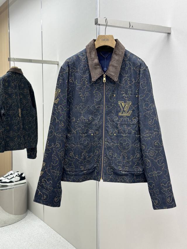 Lv 黑金刺绣翻领牛仔夹克外套 工艺说明： Monogram 元素融合西部风情 口袋和下摆以撞色纱线刺绣工致花纹 花型处分码对每个裁片定位，采用进口加长单臂绣花