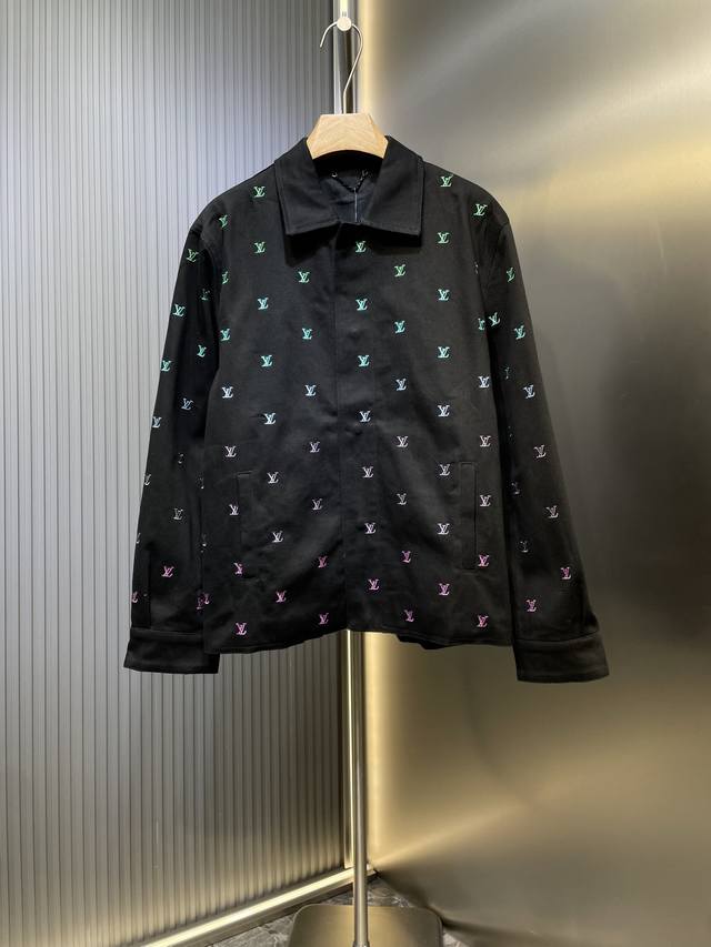 Louis Vuitton Xujscchuu渐变刺绣字母牛仔外套 采用水洗黑色牛仔布制成，全身刺绣有 1V Blason 图案，体现了春季系列精致的渐变主题，