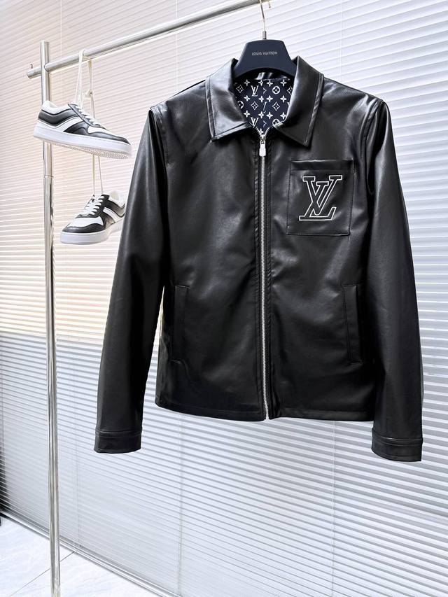 路易威登Lv 高品质2025春季新款夹克皮衣外套，秀场新品品相非常完美，记忆面料舒适保暖，三标齐全，色泽饱满诱人，非常出彩的设计，轻松将时髦感进阶，做工极为考究