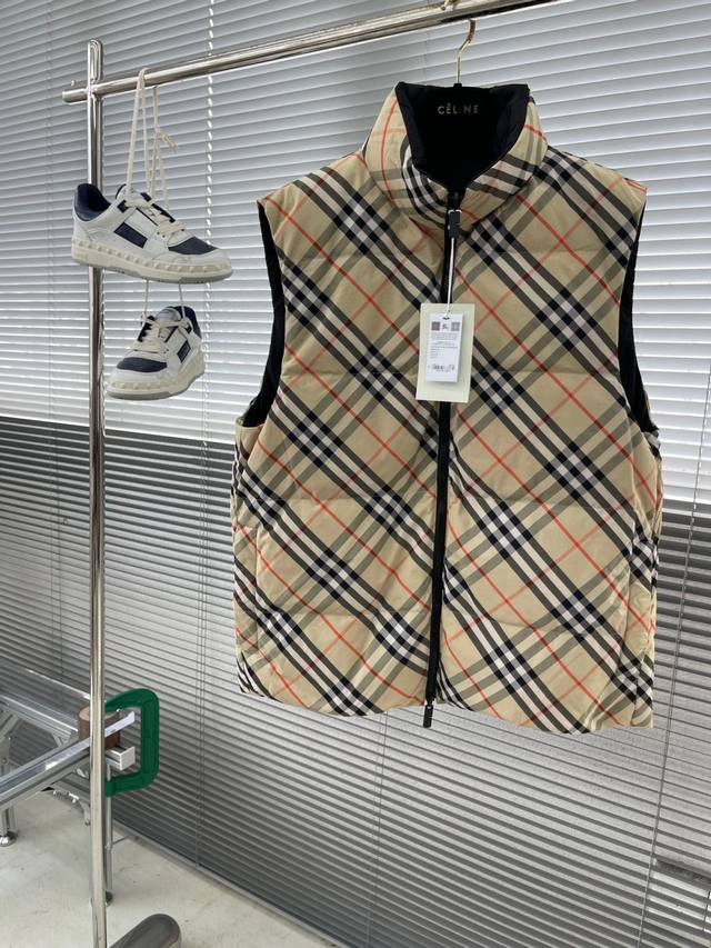 巴宝莉 Bbr 24Fw格纹两面穿羽绒棉加厚棉服马甲 这款背心采用双面两穿设计，一面是经典格纹，另一面则是点缀有品牌马术骑士徽标 Ekd 贴花的纯色设计。这种设