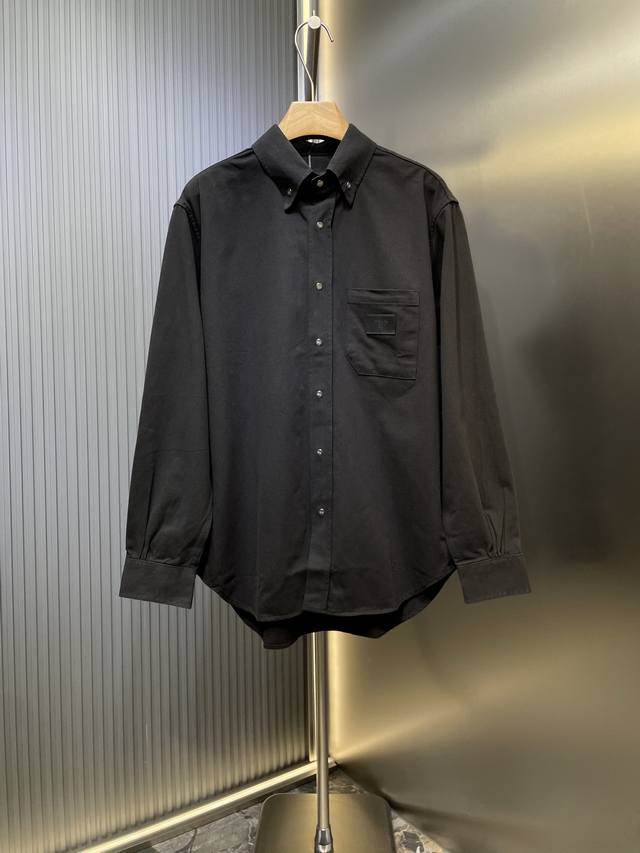 Fendi 皮革贴片衬衫 定制铂棉雅绸 柔滑细腻 舒适贴肤 一抹黑色 尽显非凡品味 胸前口袋以精致的Fendi Roma皮革为点缀 增添品牌辨识度 系扣领的设计