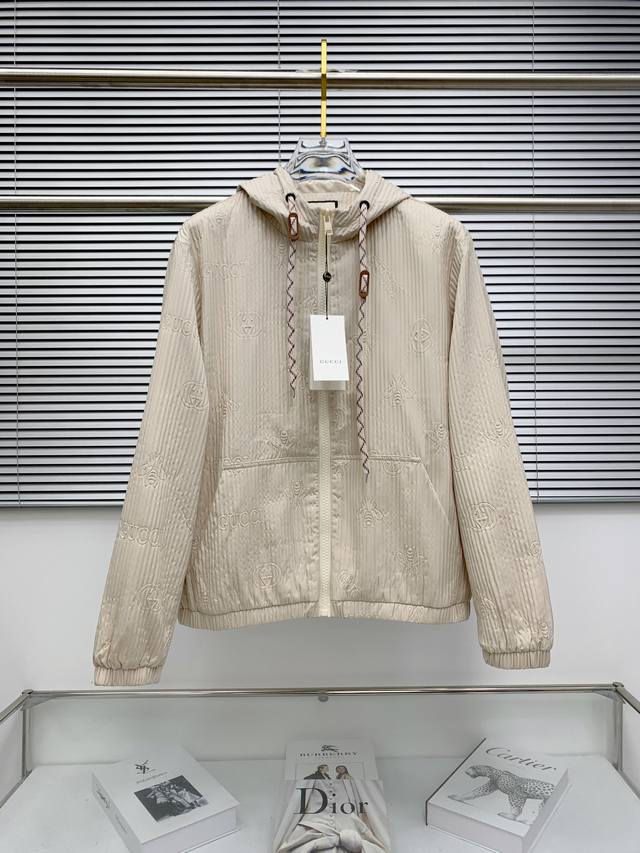 古驰Gucci 2025秋冬 爆款外套风衣 全身压花工艺 原版定制防水面料 五金 经典百搭 颜色: 黑 白 棕 码数:M-3Xl