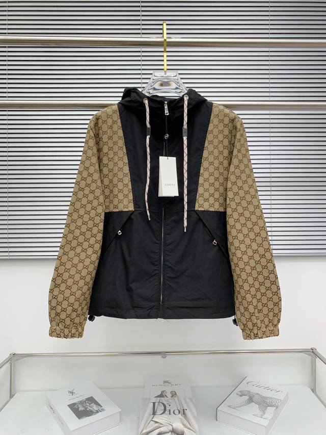 古驰Gucci 2025秋冬 爆款风衣外套 高级拼接工艺 原版定制防水面料 五金 经典百搭 颜色:黑 绿 码数:M-3Xl