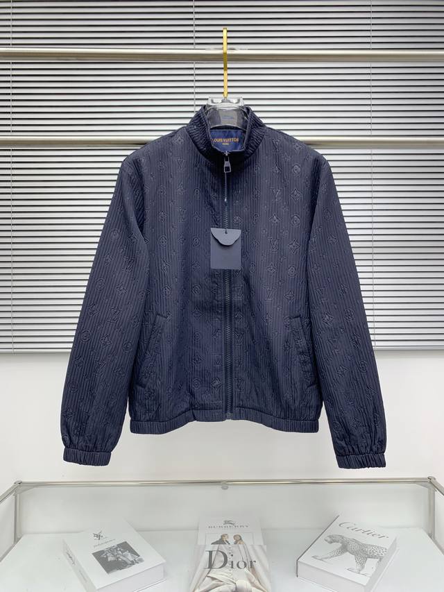 Lv 驴家 2025秋冬 爆款风衣外套 全身压花工艺 原版定制防水面料 五金 经典百搭 颜色:黑 蓝 灰 码数:M-3Xl