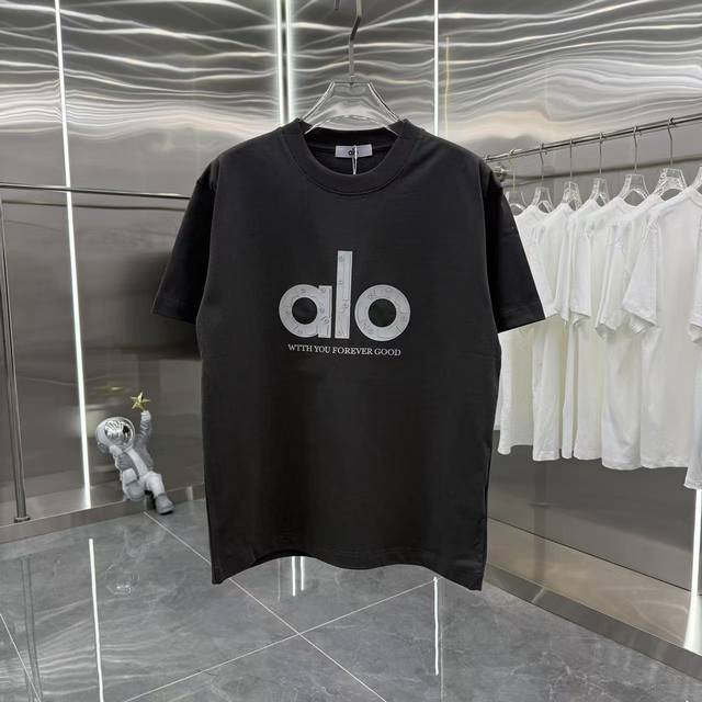 Alo 2025秋冬新款 320克定制面料 圆领短袖T恤 个性重叠刻字模 男女同款宽松版 S M L Xl Xxl 五个码 颜色 黑色 白色 灰色