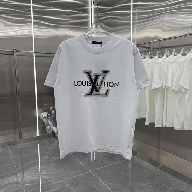 Lv2025秋冬新款 320克定制面料 圆领短袖T恤 个性重叠刻字模 男女同款宽松版 S M L Xl Xxl 五个码 颜色 黑色 白色