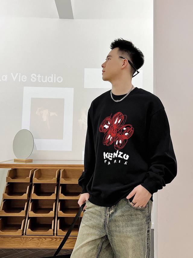 Kenzo 官网 新款字母印花双层重工字母图案不管是T桖还是卫衣都是每年的爆款单品 前幅大面积印花采用大康丽数码印花机直喷 成本极高 经过多次的调试打版图案色差