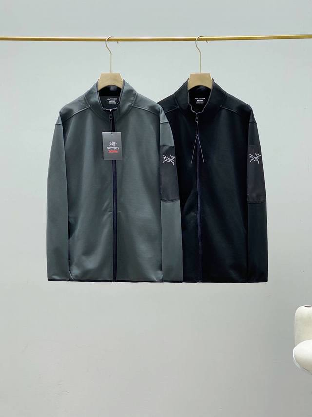 Arc‘Teryx 始祖鸟男士休闲立领开衫外套 款式：At0910135 经典帅气 简约干练的立领设计，运动休闲皆宜的百搭款！上身版型帅到爆！无论从版型还是做工