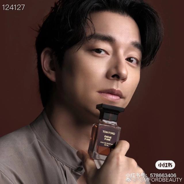 元 Tom Ford 新香 Ebene Fume 烟熏乌木 50Ml 这个香上周一刚刚上市,之前其实我完全没有听过 今天在柜台看到还想着诶,圻出新香了？ 一试立