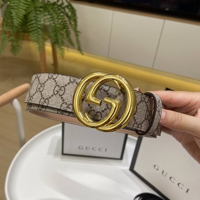 元 上新～ 礼盒包装～ Gucci男士皮带腰带 经典全皮棕色压花！最新款金色圆头精品双G钢扣 全套包装发票，打孔器！专柜同款！ 经典百搭，价格P也是超级白菜价！