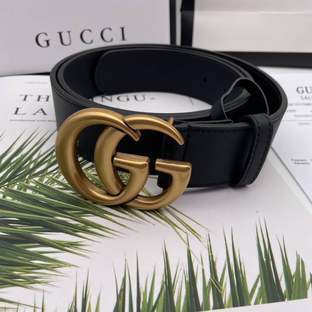 元 Gucci古驰男士皮带腰带 经典全皮平纹纹压花，进口南非皮底！区别市场货 随意对比 精品双G钢扣 全套包装发票！打孔器！专柜同款！ 经典百搭，价格P也是超级