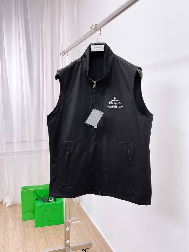普拉达 马甲 2025Fw秋冬新品 连帽夹克外套，该款夹克外层超柔聚酯纤维防风防水，功能与时尚型兼具。100%聚酯纤维成分的织物布面光洁细腻而且防水，呈现出细密