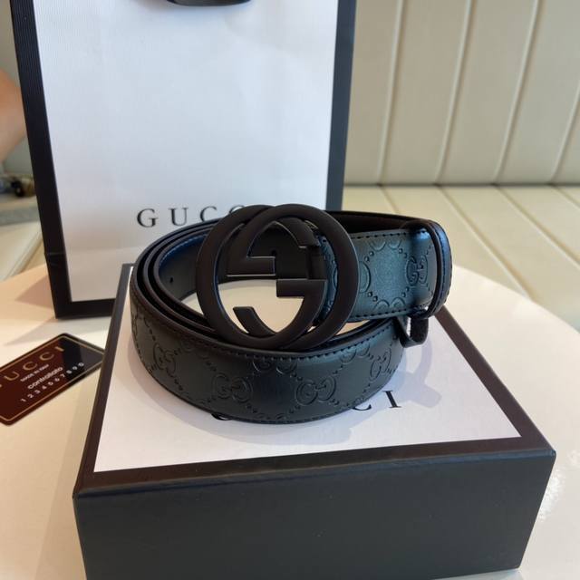 元 上新～Gucci古驰男士皮带腰带 经典全皮压花，进口南非皮底！区别市场货 随意对比 精品双G钢扣 全套包装发票！打孔器！专柜同款！ 经典百搭，价格P也是超级