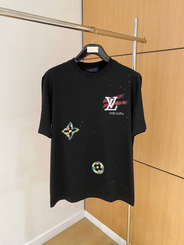 Lv* 2025春夏新款首发专柜最新款短袖圆领T恤 高端订制 设计前卫时尚！品牌Logo重工艺设计 高端定制丝光长绒棉面料.手感柔软.穿着舒适.专柜级别精致车线