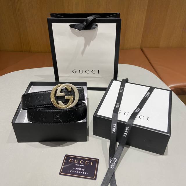 上新～ Gucci古驰男士皮带腰带 经典全皮压花，进口南非皮底！区别市场货 随意对比 精品双G拼色字母钢扣 全套包装发票！打孔器！专柜同款！ 经典百搭，价格P也