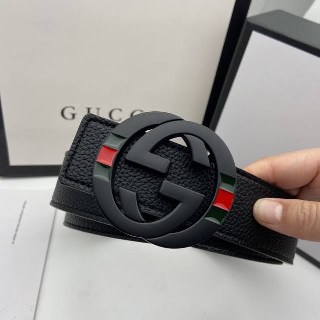 元 上新～黑头～新款Gucci古驰拼色男士皮带腰带 经典全皮印花，进口南非皮底！区别市场货 随意对比 精品双G钢扣 全套包装发票！打孔器！专柜同款！ 经典百搭，