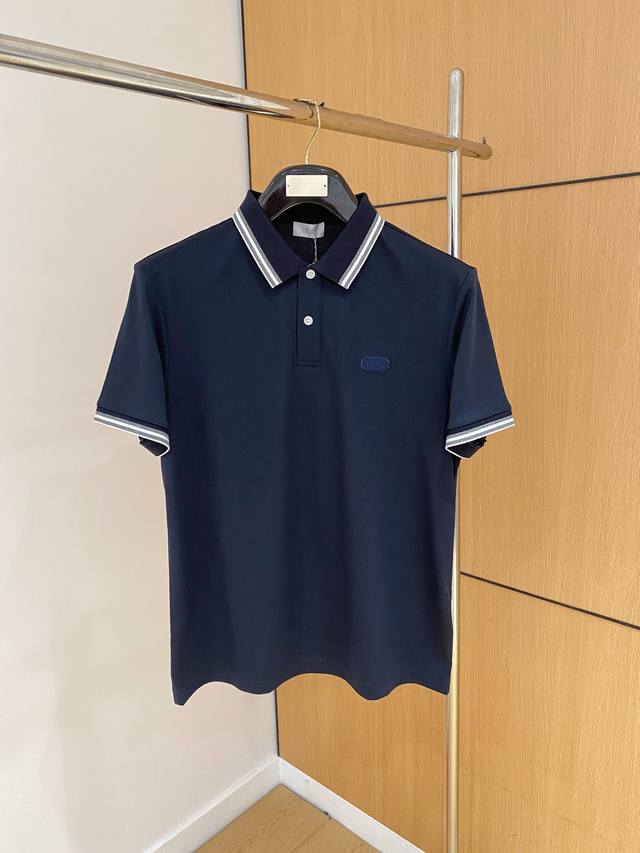 Diro夏季新品翻领Polo短袖 时尚单品设计，更加时尚舒适，高标准定制，上身非常有型，奢华品牌经典Logo图案 客供辅料，客供进口舒适透气面料质感非常细腻，细