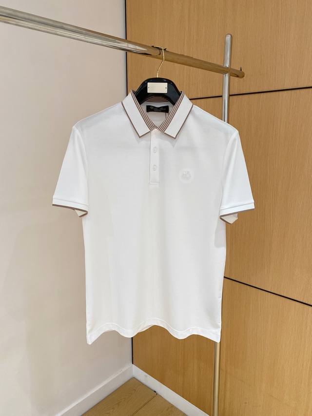 L夏季新品翻领Polo短袖 时尚单品设计，更加时尚舒适，高标准定制，上身非常有型，奢华品牌经典Logo图案 客供辅料，客供进口舒适透气面料质感非常细腻，细节工艺
