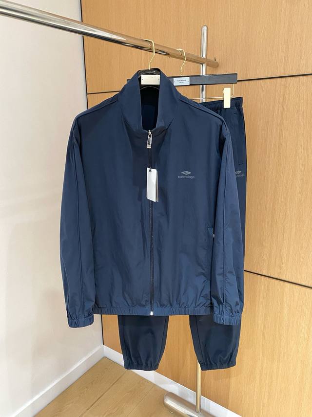 防晒服套装 巴黎世家 上新25Ss早春运动套装 尼龙风衣卫裤 现货秒发 本款运动衫为轻盈科技面料全幅压印图案，注入动感气息，可与同款长裤共筑出行造型。进口原版L