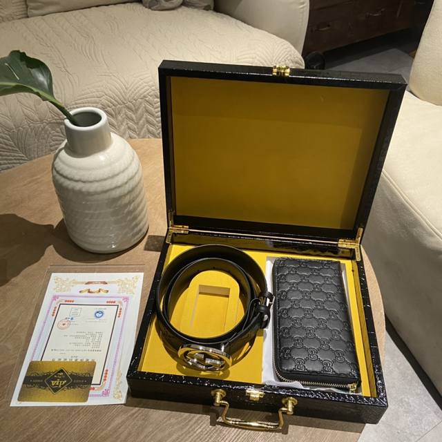 元 附送图片精品木盒包装 品牌：古驰高端双件套礼盒请认准细节 材质：专柜同款腰带38Mm宽度，面皮产地台湾Pvc专料精准的对花开料完美复刻专柜手法底皮为原版变色
