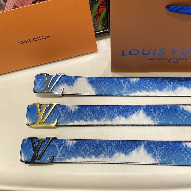 元 新品～专柜同款在售～Lv全套包装礼盒～Lv卡通个性云朵皮带，Logo金色扣头，大气且耐看，久不过时 融合标志性Lv设计的最新款！闪亮镀钯电镀，超高原单品质货