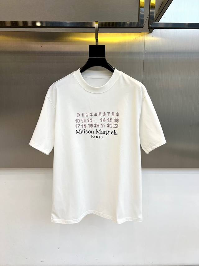 马吉拉、2025夏季男士圆领时尚立体字母休闲欧棉短袖T恤，甄选客供进口100%纯棉材质制成，领口高密罗纹拼接，同缸定染保证无色差，整件T恤面料舒适亲肤程度绝对超