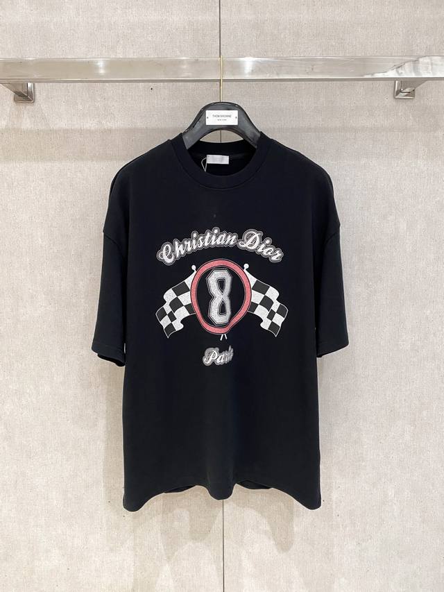 Dior Homme 迪奥 桀傲 2025Ss早春新品 字母印花标识圆领短袖 T恤，经典而休闲。采用棉质密织平纹针织面料精心制作，前后数码定位字母标识图案，字迹