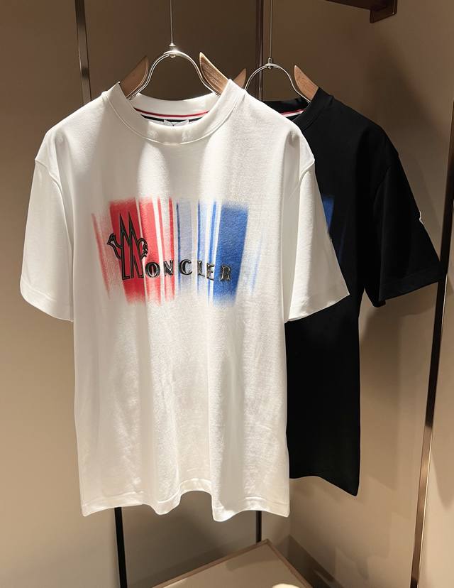 Moncler蒙家 2025春夏最新男女同款贸易订单短袖T恤，全品相！！网红款！采用Logo图案压胶设计！上身舒适透气，不僵硬，整体有着丰富的立体感，品质出口订