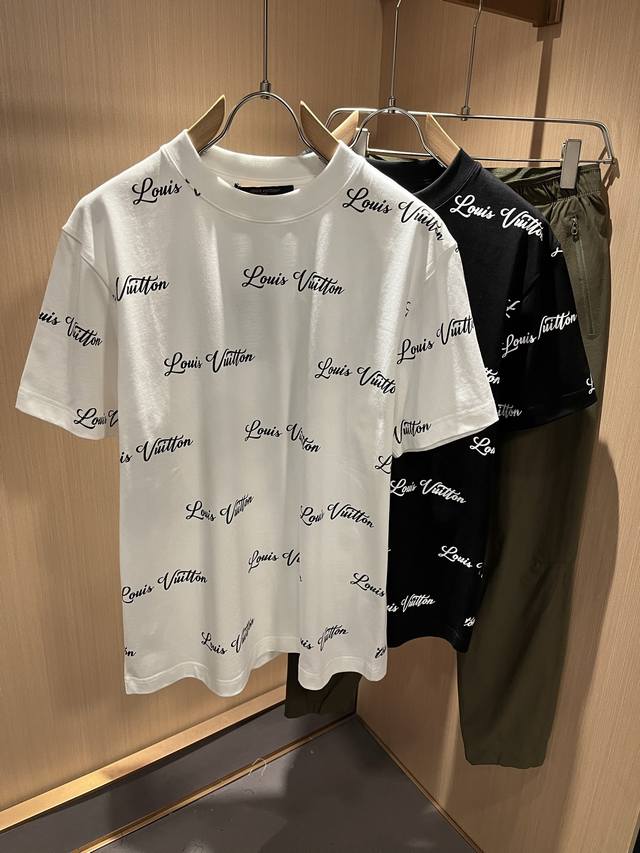 Louisvuitt*路易*登 2025春夏全新系列单品上线，非常时髦前卫的一款男女同款短袖T恤，标识Logo图案印花修饰！区别于以往的不同，宣示品牌传承多年的