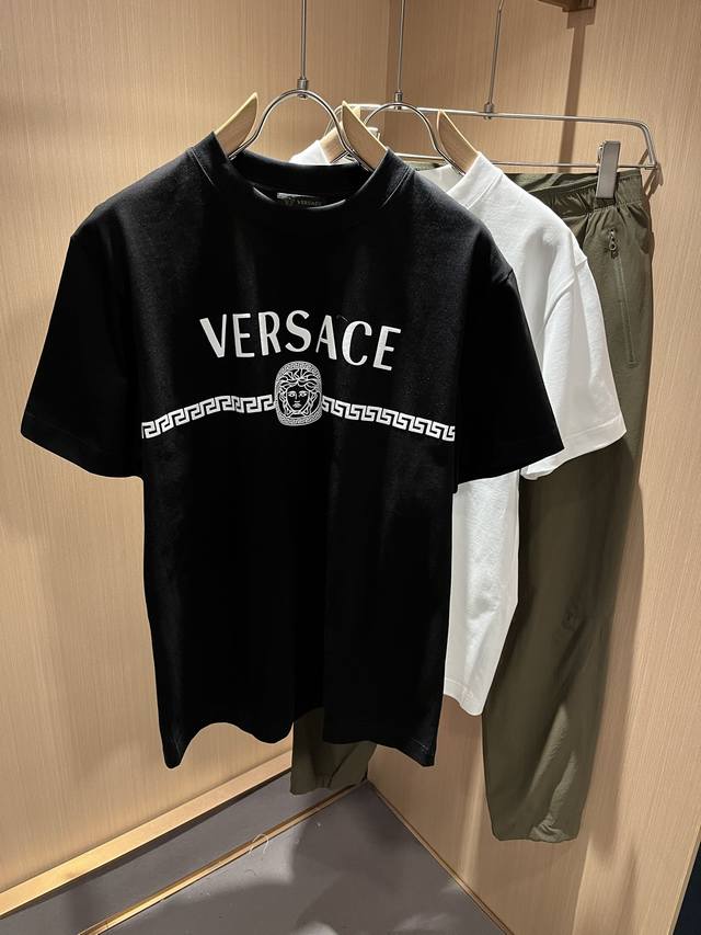 Vers*Ce 范*哲 2025春夏新品原单短袖T恤，Vers*Ce 范*哲 贸易公司渠道 产品 值的推荐短袖T恤 ，胸前字母Logo印花图像装饰极为精致凸显渐