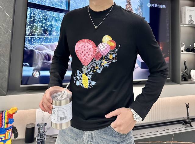 支持年后 Lv 早秋新款圆领长袖T恤，常规版型男女同款。 定制高级面料手感柔软舒适带有弹力，时尚大气，上身效果超赞。手感细腻不起球不掉色。 整个图案精心制作 匠