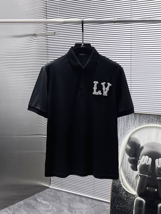 路易威登 Lv 2025Ss夏季新款 翻领短袖T恤 Polo衫，高端版本！专柜定制面料 透气舒适度高，细节无可挑剔，品牌元素设计理念，体现高品质。手感细腻柔软！