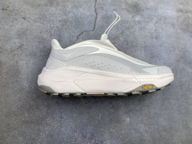 Hoka One One Mafate Three2 全新配色 创立于 9年，始终致力于为所有跑者提供更新、更好的跑步 装备。相比常规跑鞋，Hoka One O