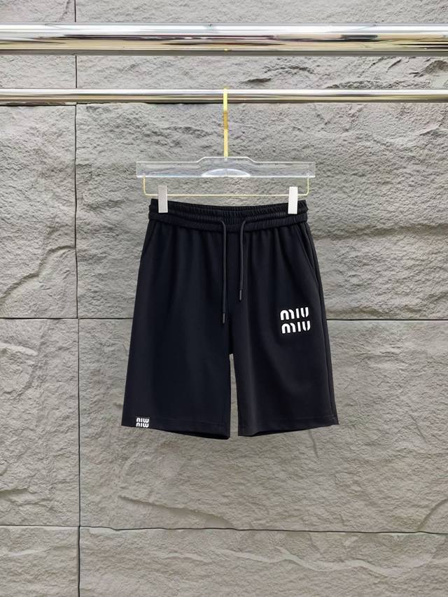 Miumiu 缪缪 2025Ss春夏新款原单专柜休闲短裤，奢华经典品牌原版Logo配饰 专柜热销款 身穿着非常舒适 低调不失奢华 穿出去非常有档次 裤型款式和裁