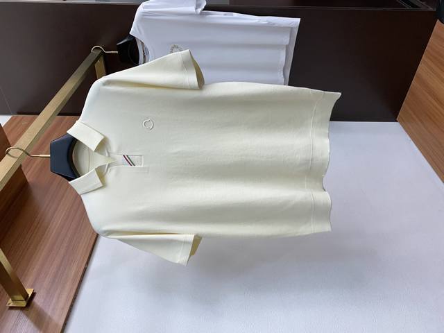 蒙口 家族男士高端简约圆领翻领加厚针织毛衣短袖 ，香港洋行渠道货，纯正血统品质，25年秋冬 新款，经典王牌系列！ 高端奢华且白金级的一款经典基础款T恤，通体的设