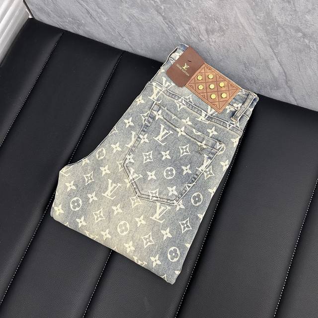 Lv‘’ 2025新品男士牛仔裤 面料舒适弹性好。独家发售 时尚优雅 重工艺设计。采用原色酵母水洗工艺 精选进口重磅丹宁牛仔面料 配定制五金装饰 真皮皮牌 精致