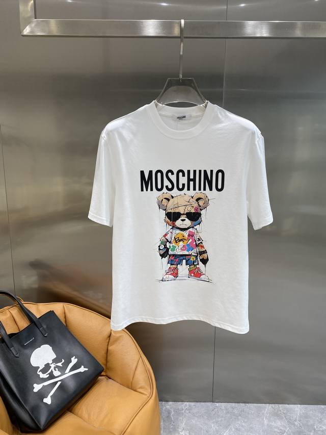 莫斯家 Moschino的小熊T 涂鸦风小熊戴着墨镜，浑身都是潮酷范儿，把童趣和时尚狠狠拿捏～经典黑T百搭又出彩，街头感拉满M-3Xl