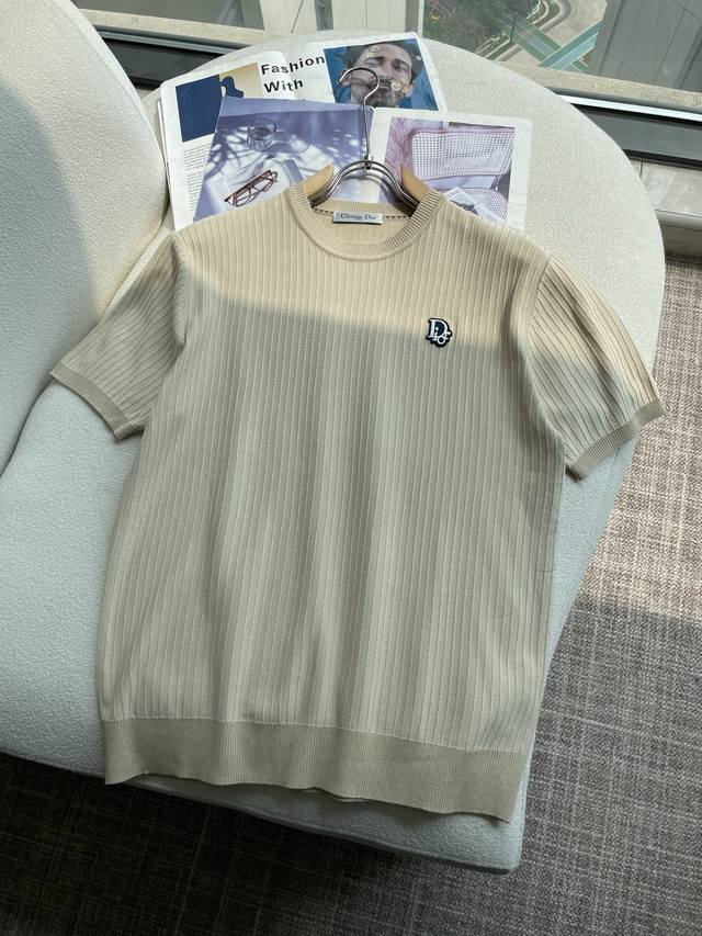 Dior 2025Ss夏季新品男士针织圆领短袖衫！独家首发 采用纤维超细与高弹的伊力特纱线织造而成，质感与纹理都是超级的柔和，非常的轻薄柔软，手感极其的细腻丝滑