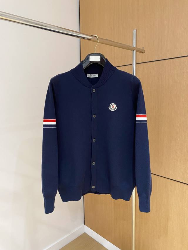 蒙‘’2025秋冬最新品，专柜同步有售，原单狠货，时尚休闲针织开衫毛衣，上身很有特点！吸睛而有亮点，进口原版面料，亲肤透气，顶级印花工艺字母图案Logo，简单而