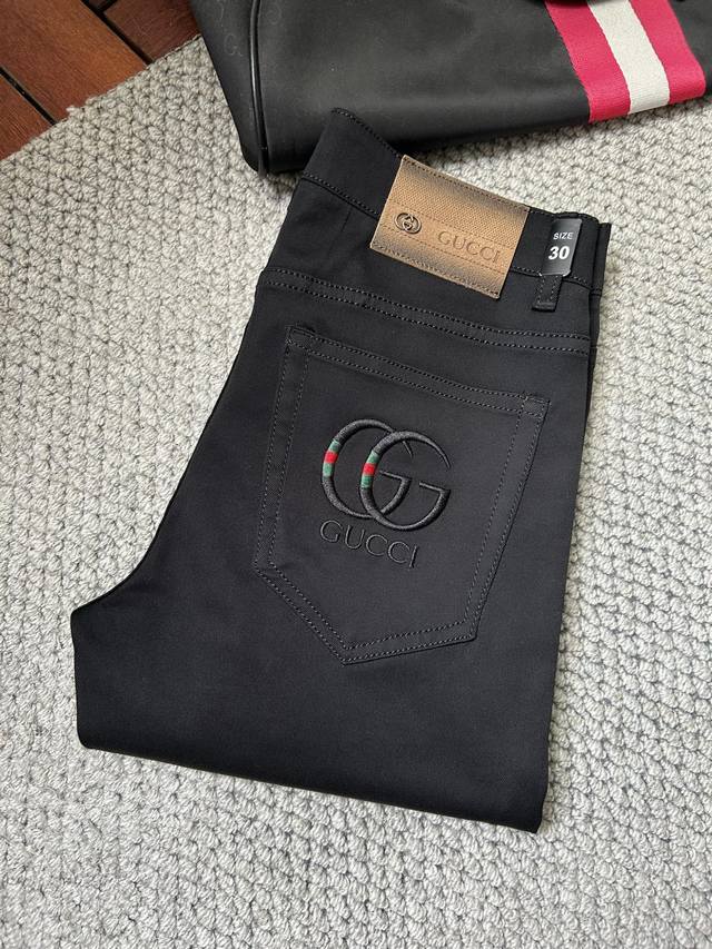 Gucci 古奇 2025春夏最新推出男士牛仔裤新品！重工水洗牛仔面料，定制面料和一般牛仔布料比起来，更加柔软舒适！超重工洗水工艺 双工艺洗水 整条裤子，手感舒