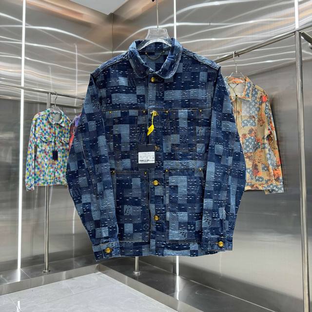 Lv 路易 秋冬新款 Nigo联名提花棋盘格牛仔外套 这款牛仔由Pharrell Williams与Nigo共同设计，来自2025秋冬系列。采用100%纯棉面料