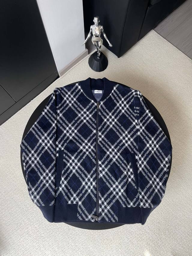 Burberry 巴宝莉 25Fw格纹羊毛拉链飞行夹克外套 主体选用轻盈羊毛混纺面料，保证了出色的保暖效果和透气性，同时手感柔软，穿着体验极佳 定制化的金属拉链
