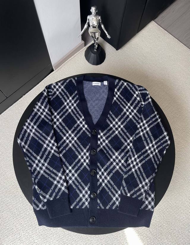 Burberry 巴宝莉 25Fw斜纹格纹羊毛V领针织开衫 独家高版出品！精选羊毛羊绒混纺面料制成，呈现提花精纺的格纹图案，缔造精致设计感。以及重量的因素让衣服