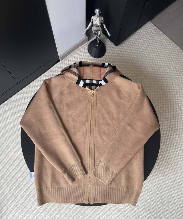 巴宝莉 Burberry 双面羊绒Logo战马格纹对位针织外套 全衣条纹对位 超级厚实的一款外套 很有质感！第一面是纯色加经典战马Logo 第二面是经典格纹 面