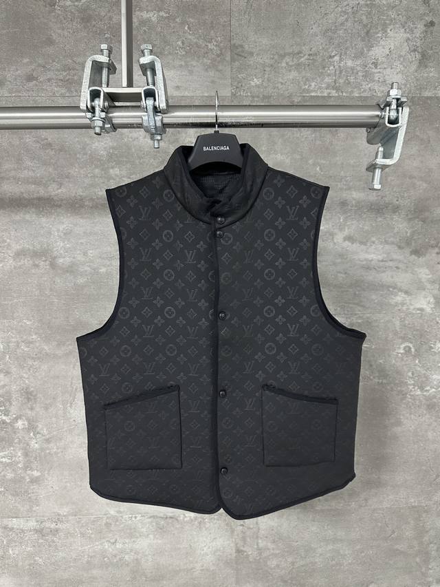 Lv 路易威登 2025Ss早秋新品 提花西装双面马甲，定制Yb进口提花材质 质感光泽 垂感更强，品相高级 翻领修身马甲 通体满铺四叶草元素字母提花图案 老钱感