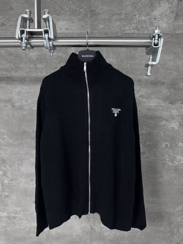 现货 Prada 23Fw 刺绣胸标拉链毛衣 黑色 原22,300购入，定织定染百分百羊绒面料，贴身柔软丝滑亲肤，没有羊毛扎肤感。德国16针斯托尔机器两种针法混