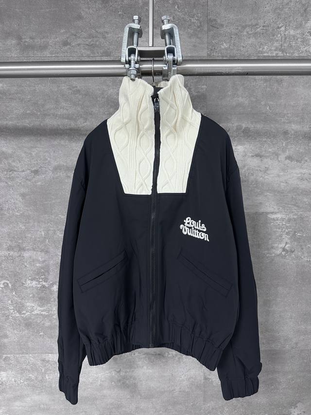 Lv 路易 绞花针织领花卉刺绣拉链外套 宽松版型 男女同款 Yb购入打版，采用定制斜纹锦纶科技面料，两侧呈现绞花针织饰带绞花针织带采用搬针组织工艺，织带设计独特