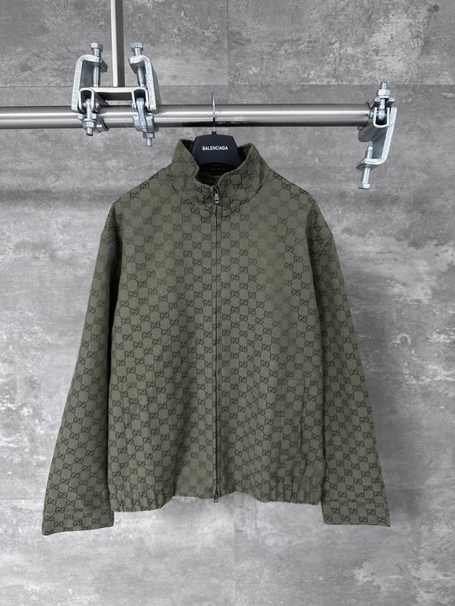 Gucci 古驰 25Fw早秋新款双G满印提花立领长袖夹克外套 Gucci新款夹克以驼色和深棕色Gg帆布匠心打造，通体缀饰Gg切丝，尽释别致风韵。 定制经典双G